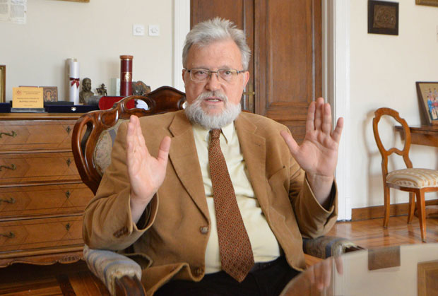 Проф. др Драган Станић за “Новости”: Окупатори Срба увек су прво ударали на ћирилицу